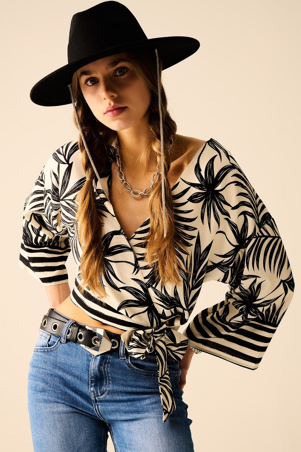 Q2 Top corto bianco con motivo tropicale nero