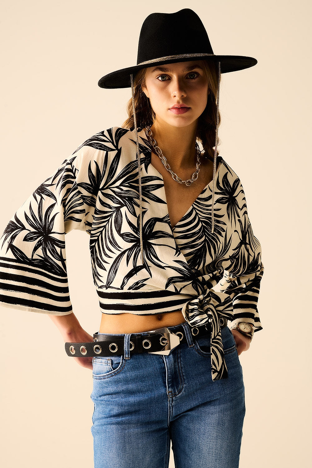 Top corto bianco con motivo tropicale nero