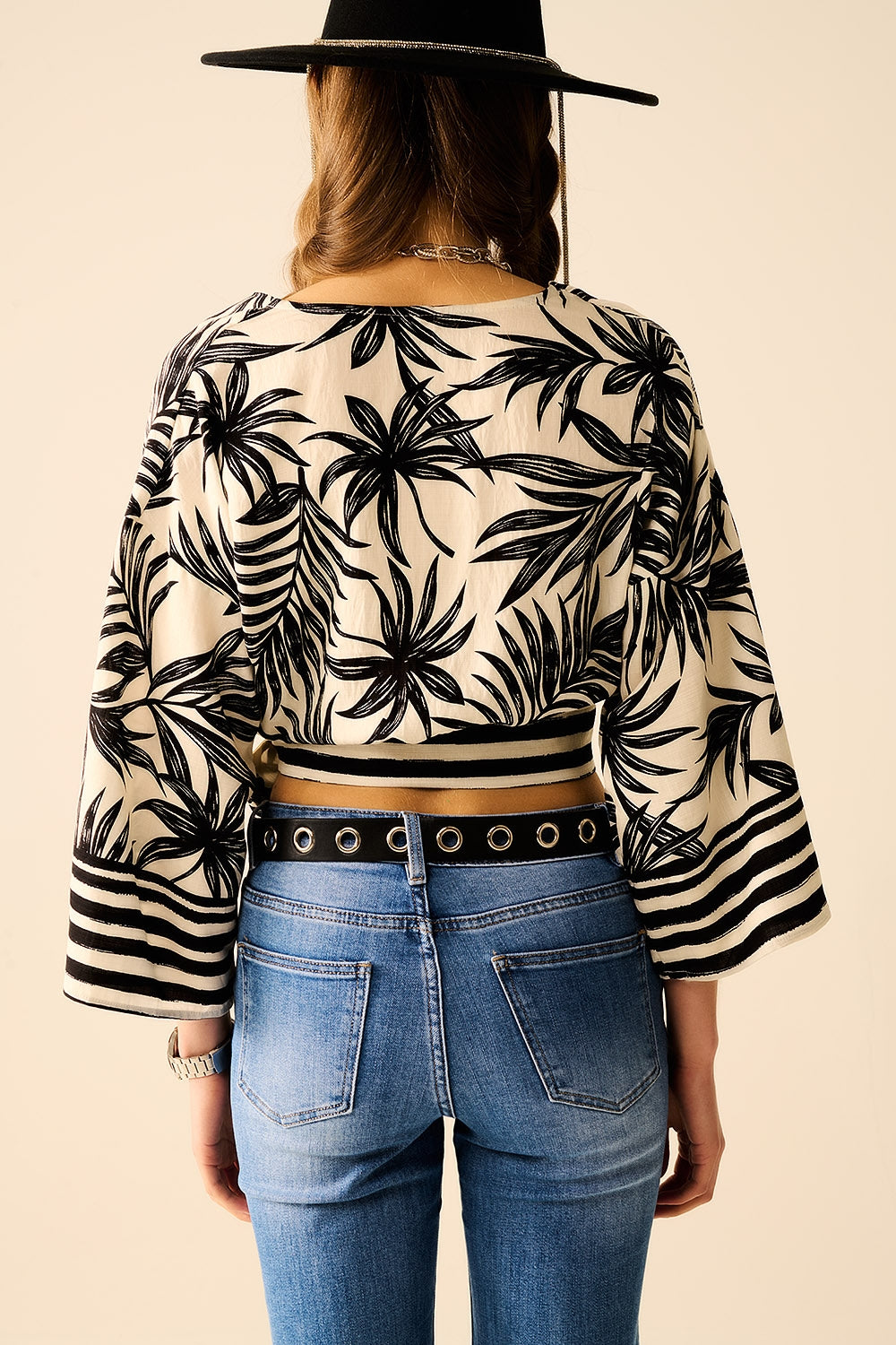 Top corto bianco con motivo tropicale nero