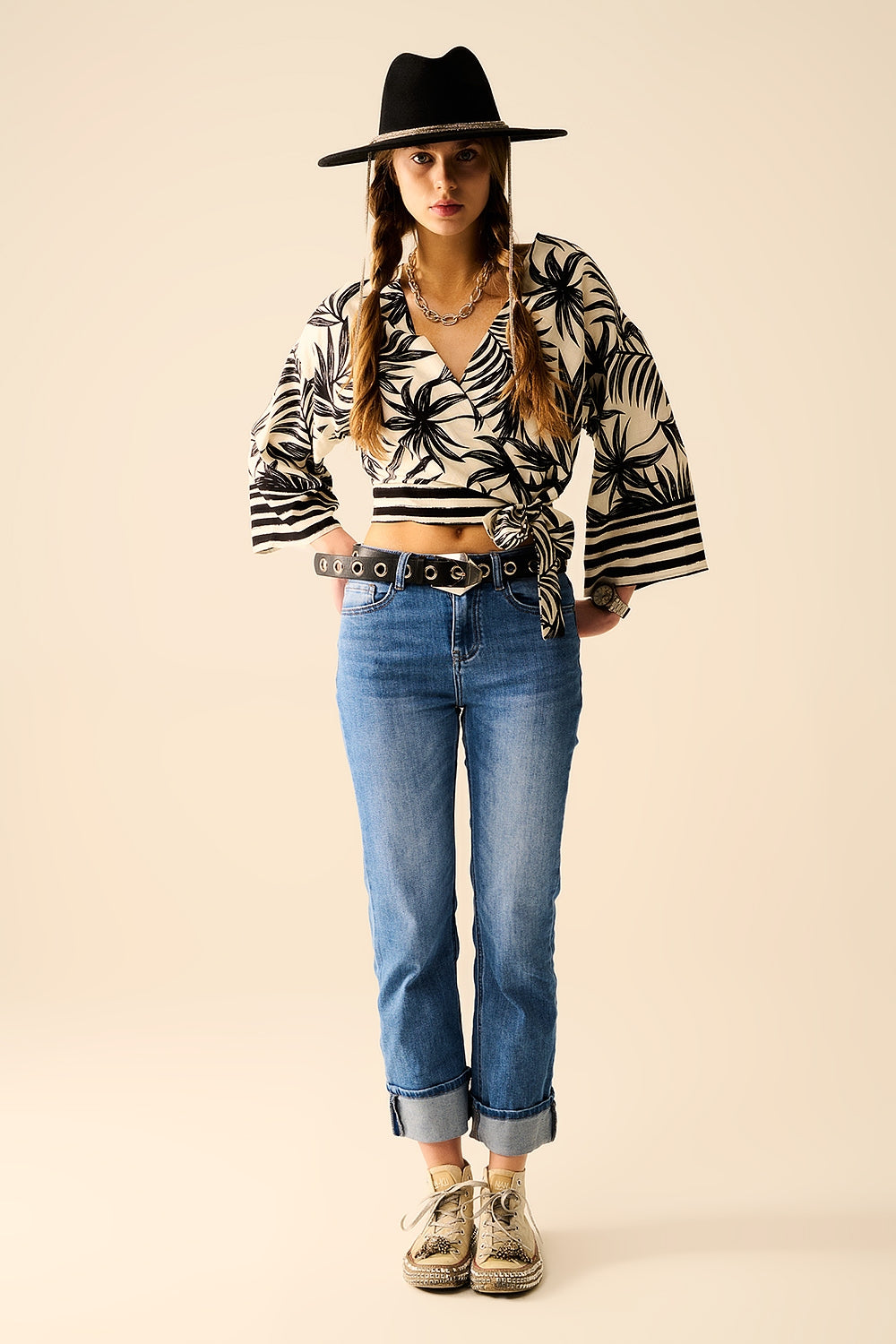Top corto bianco con motivo tropicale nero