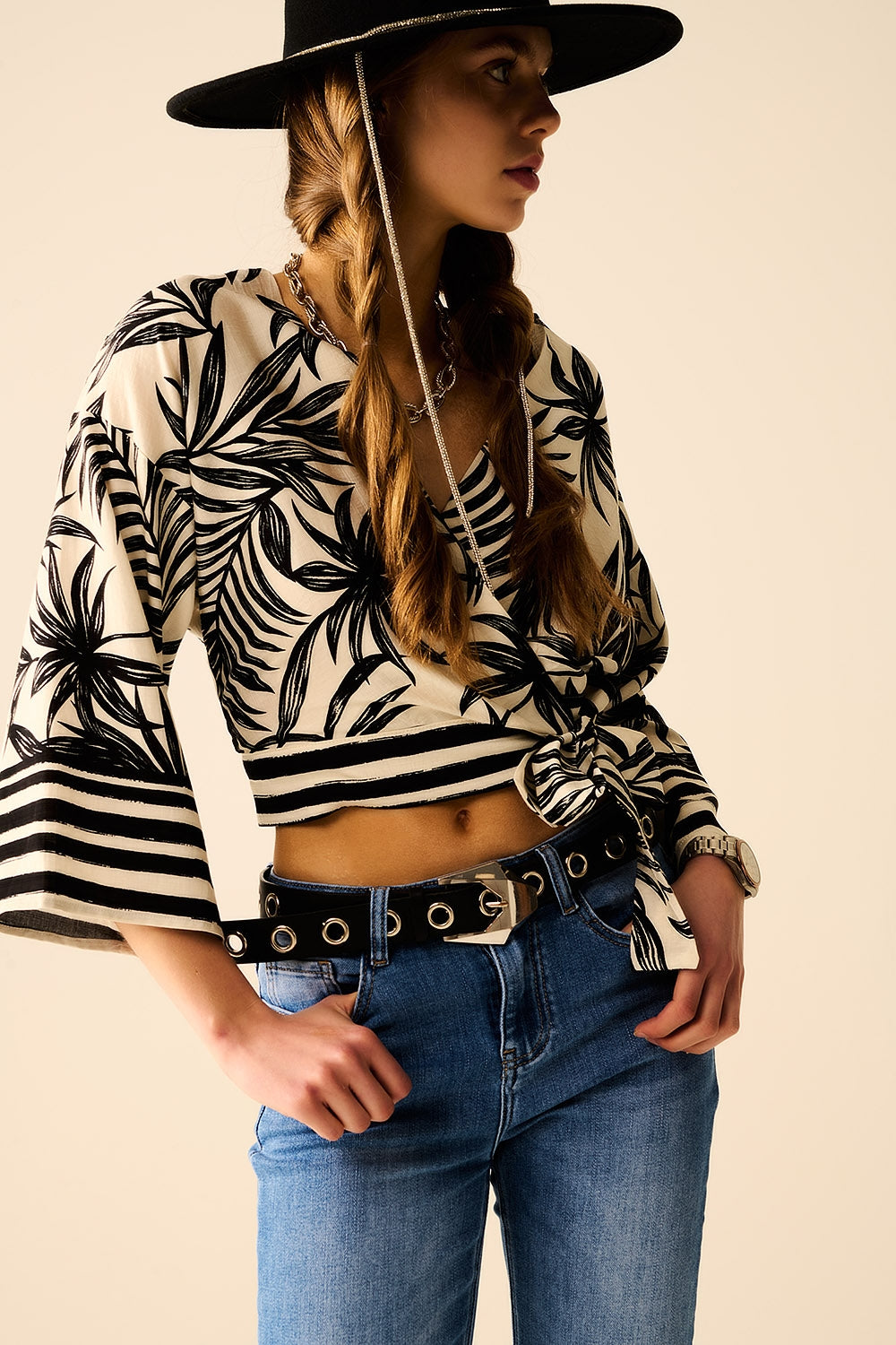 Top corto bianco con motivo tropicale nero