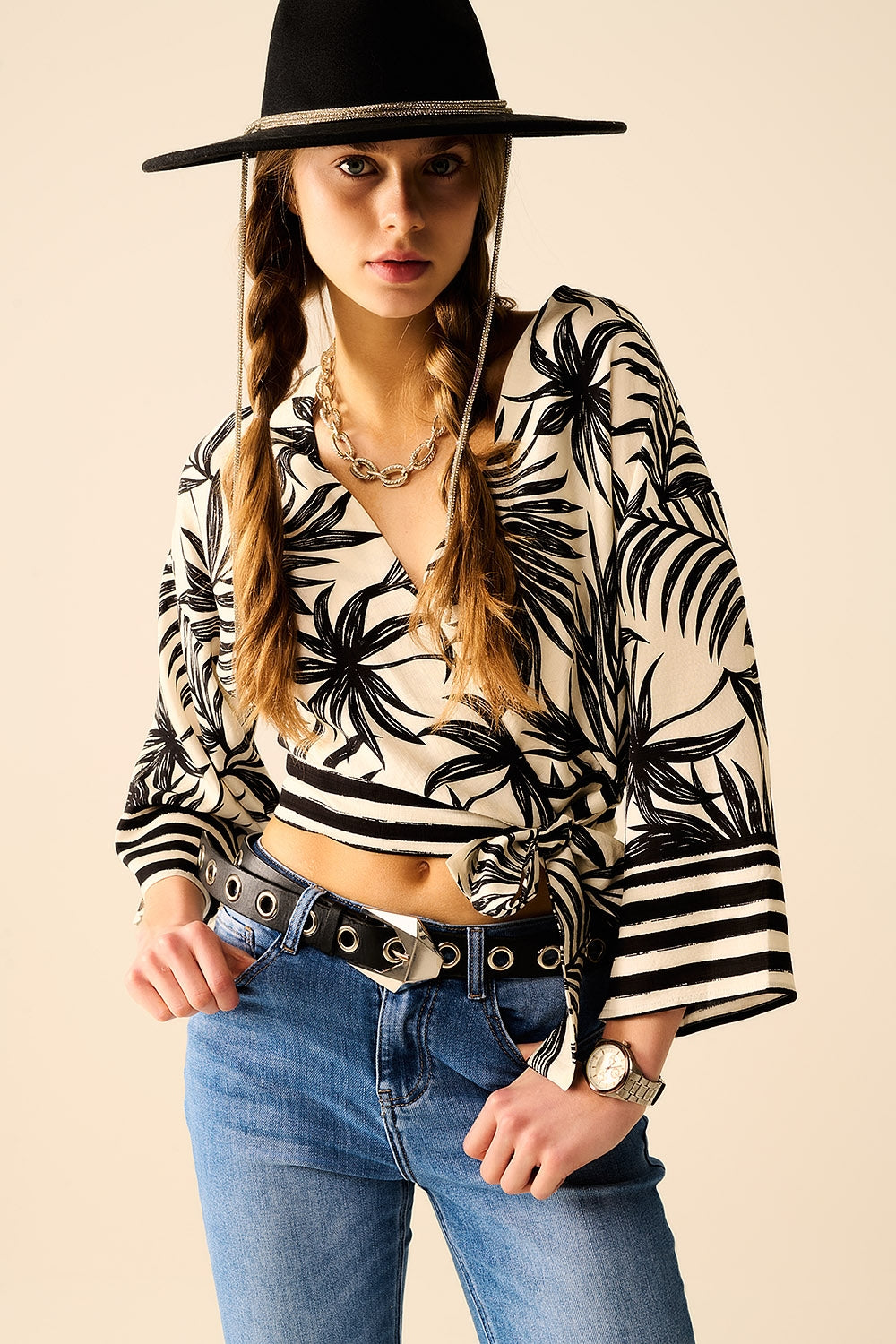 Top corto bianco con motivo tropicale nero