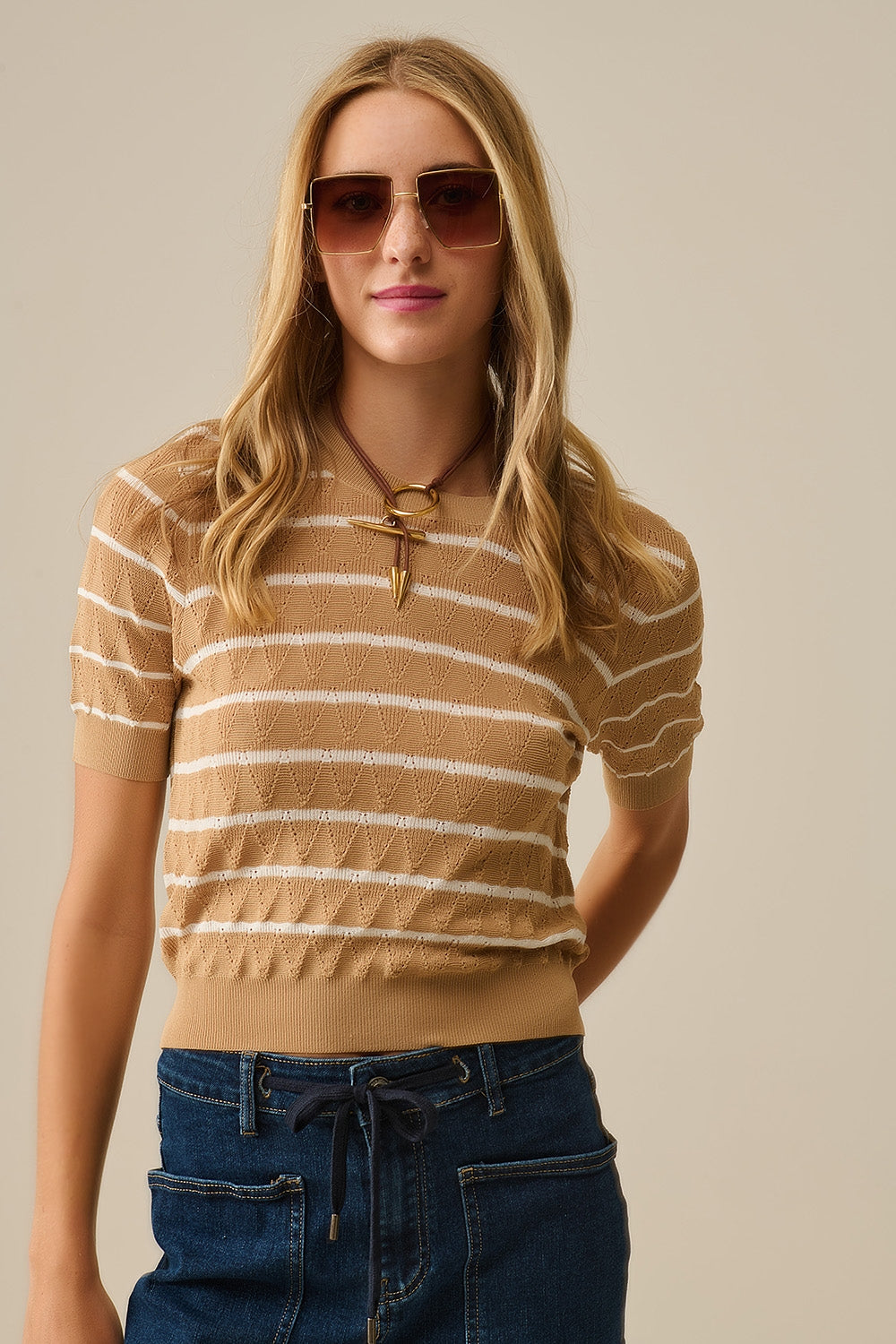 Top in maglia traforata cammello con maniche corte e strisce bianche