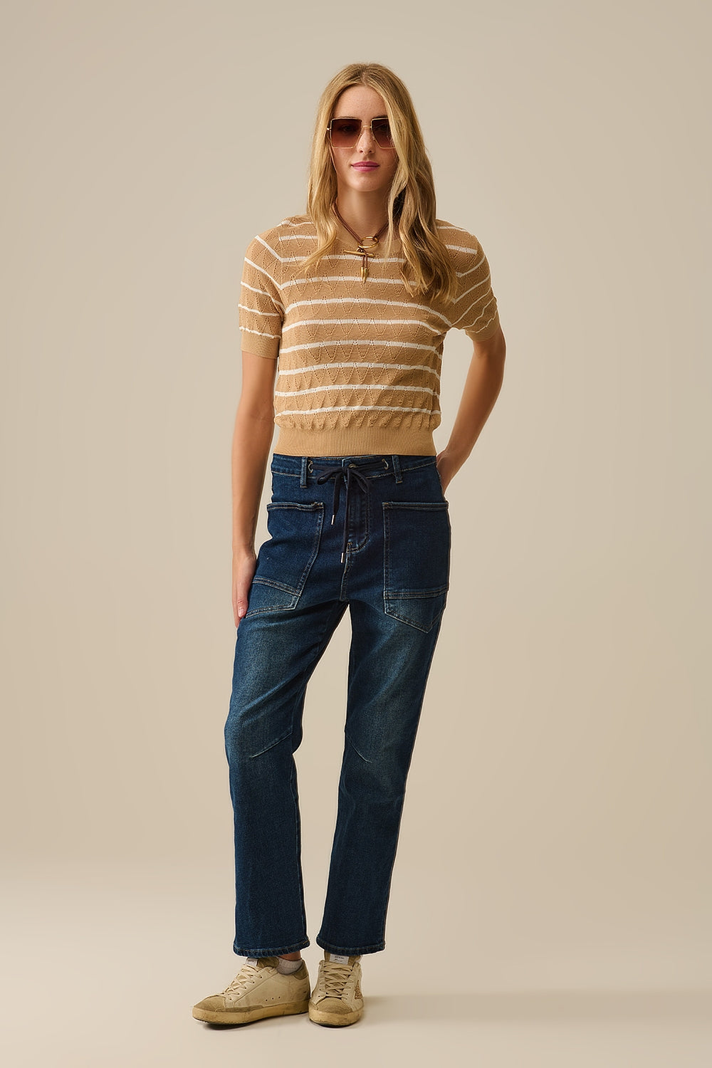 Top in maglia traforata cammello con maniche corte e strisce bianche