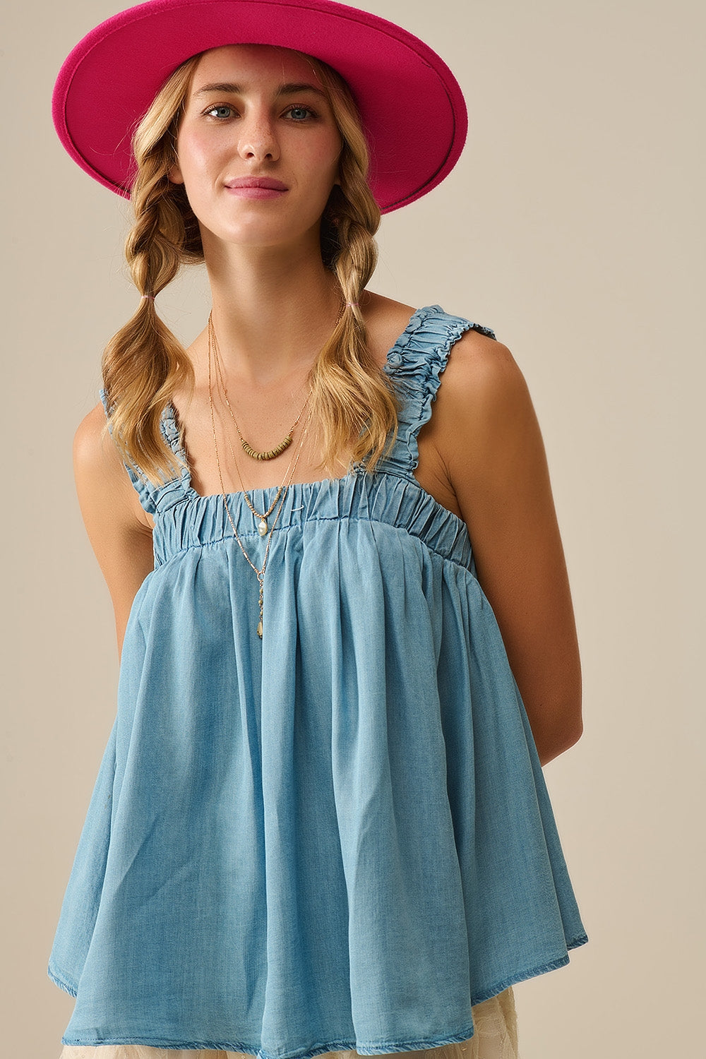 Top in tessuto Tencel con spalline arricciate in blu