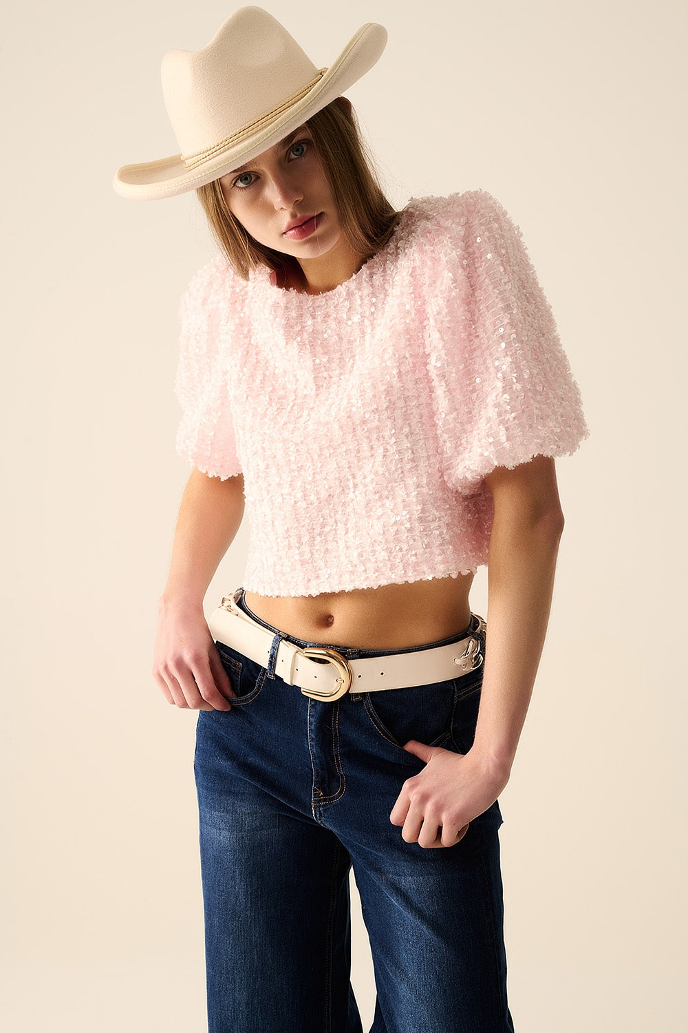 Top rosa con dettagli di paillettes e maniche a palloncino