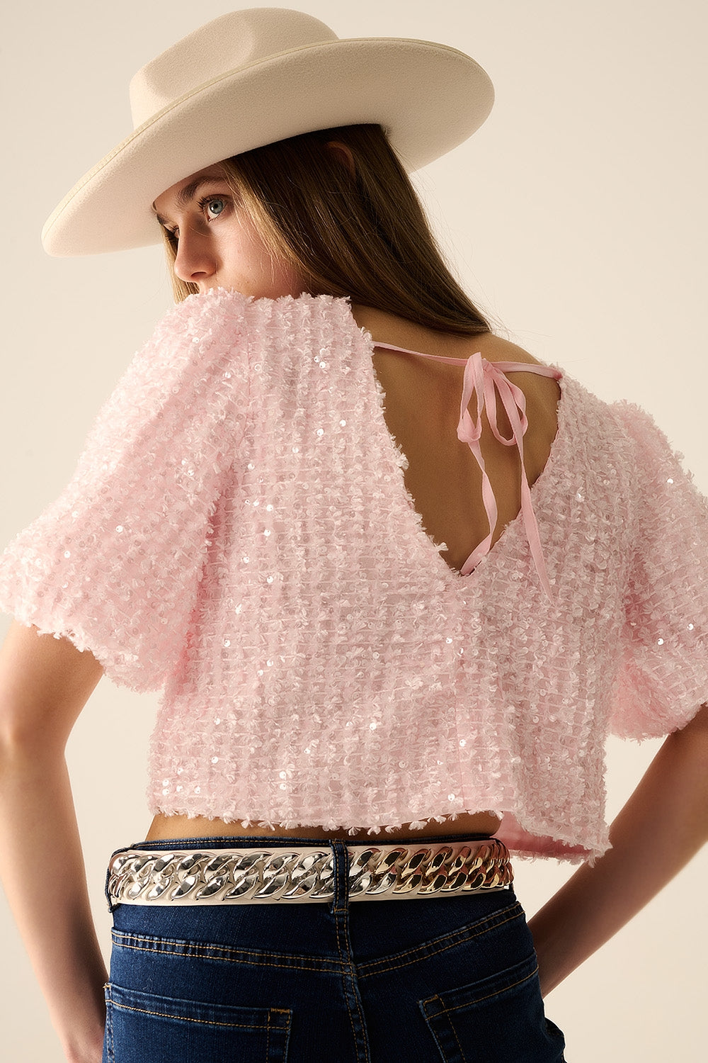 Top rosa con dettagli di paillettes e maniche a palloncino