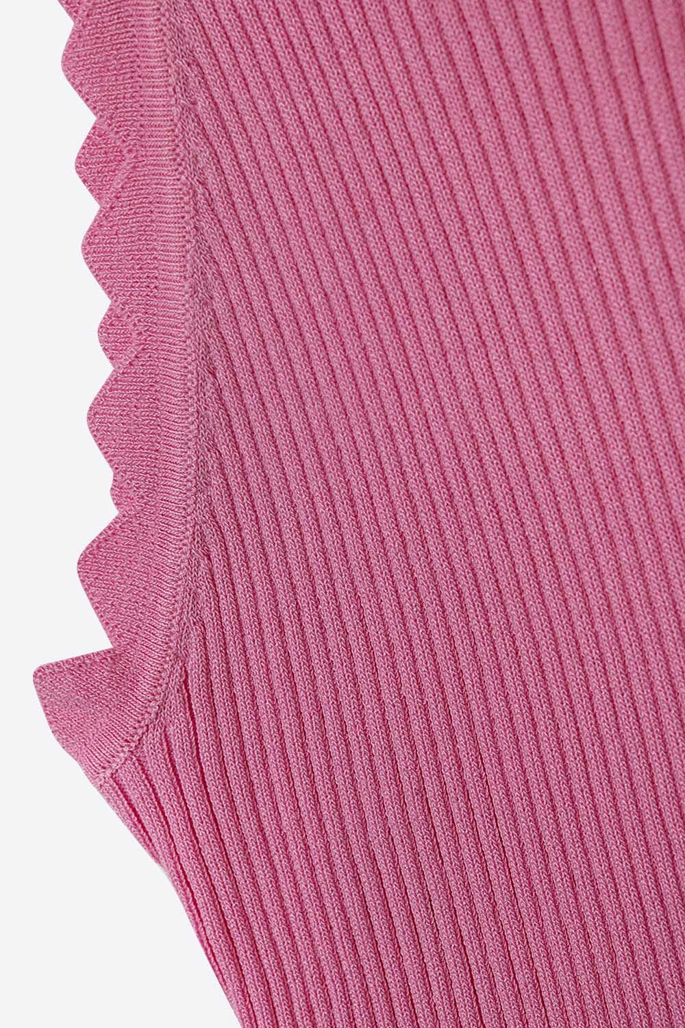 Top rosa senza maniche con dettagli a onde