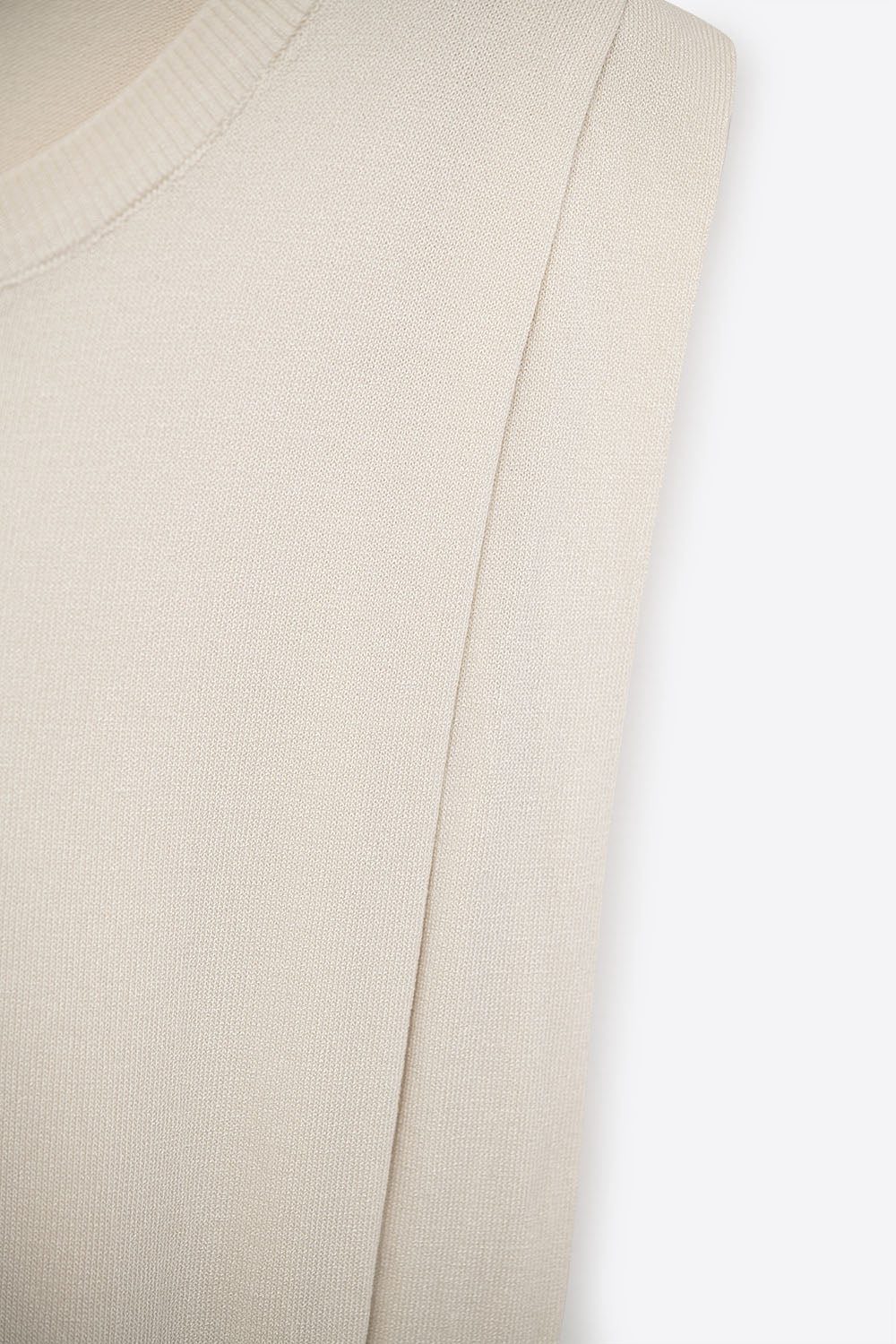 Top senza maniche in maglia con drappeggio sulle spalle in beige