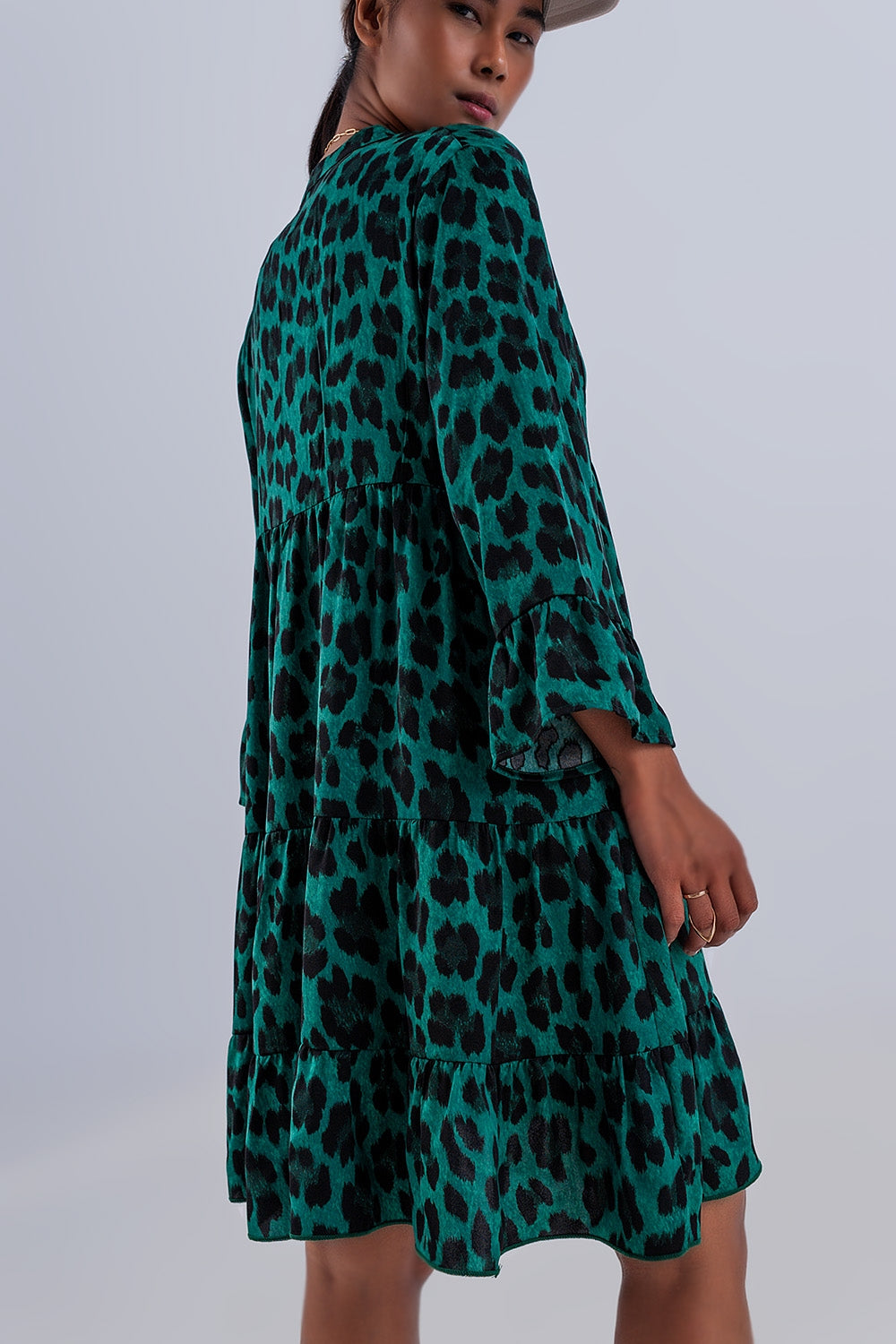 Vestito corto a balze con stampa animalier verde