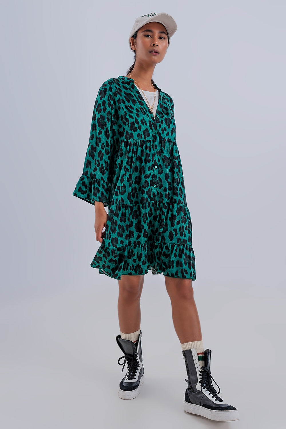 Vestito corto a balze con stampa animalier verde