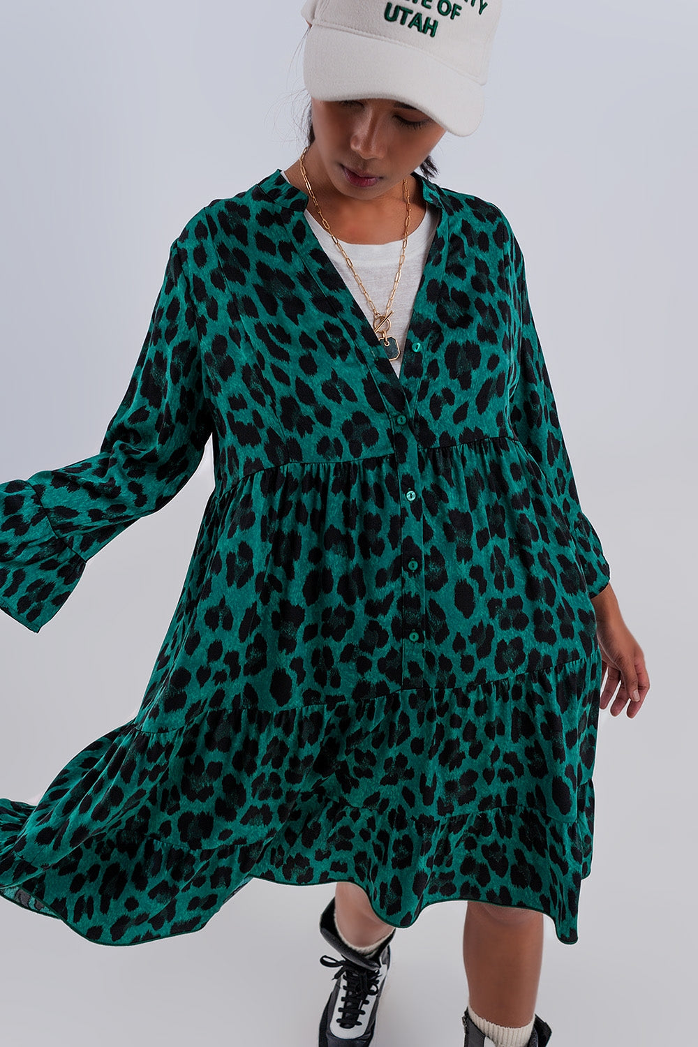 Vestito corto a balze con stampa animalier verde