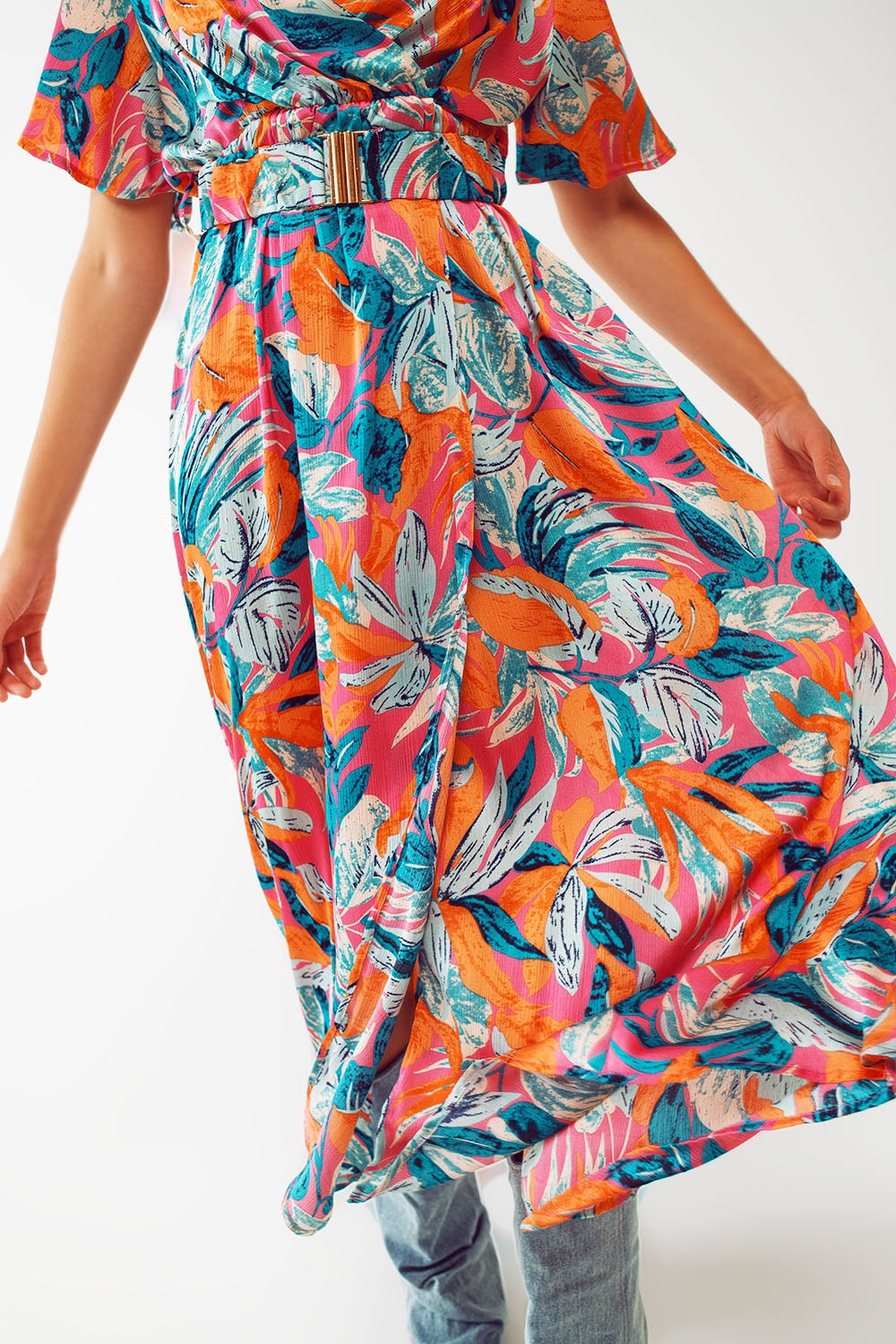 Vestito lungo avvolgente con stampa floreale e cintura in arancione