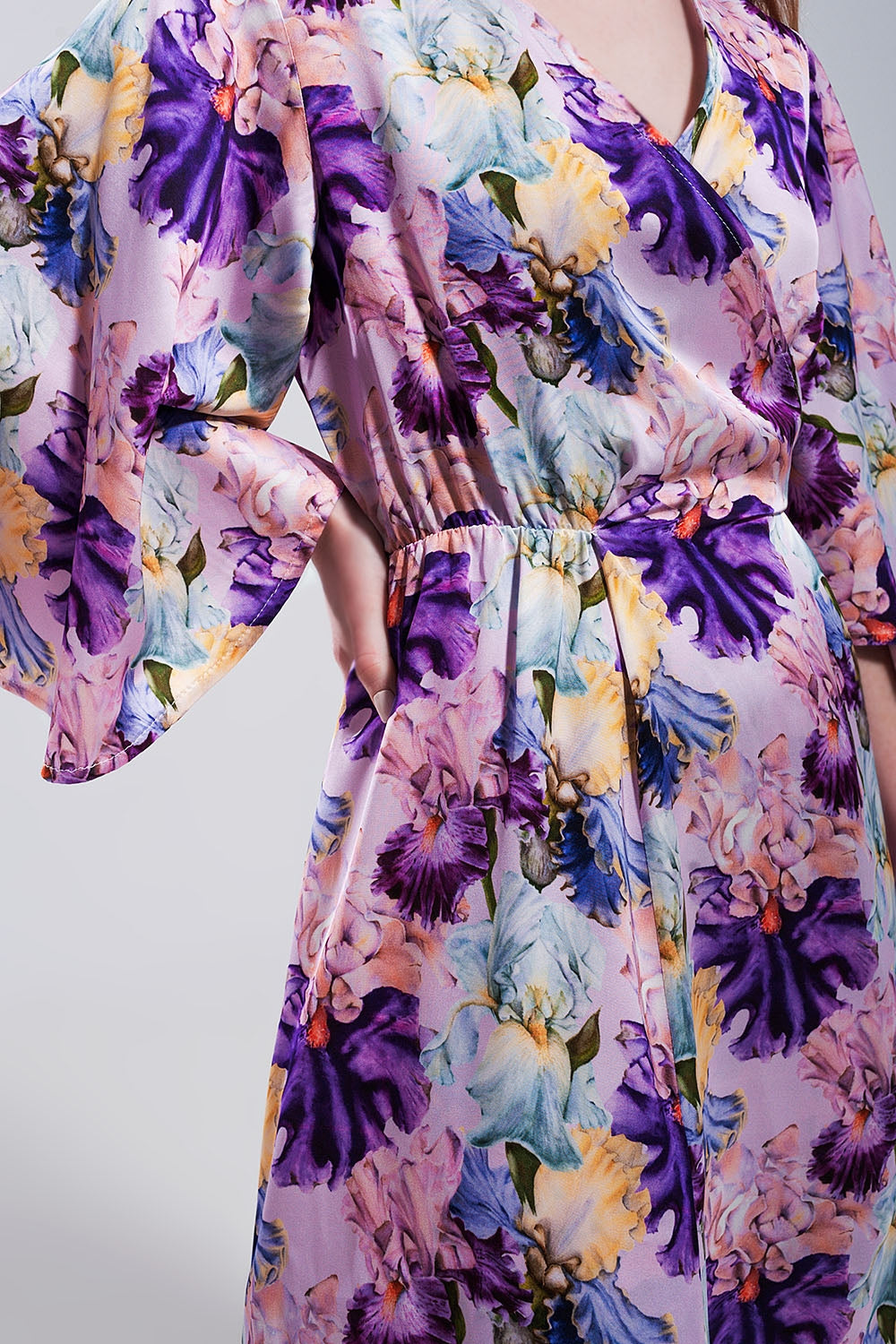 Vestito lungo con maniche con volant a fiori viola
