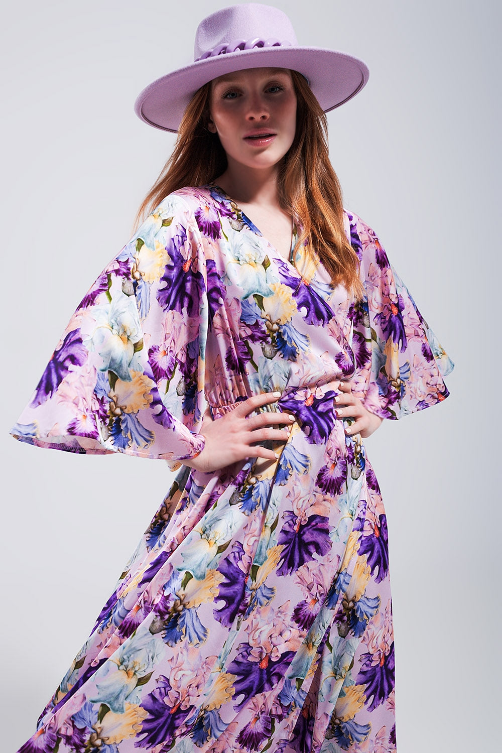 Vestito lungo con maniche con volant a fiori viola