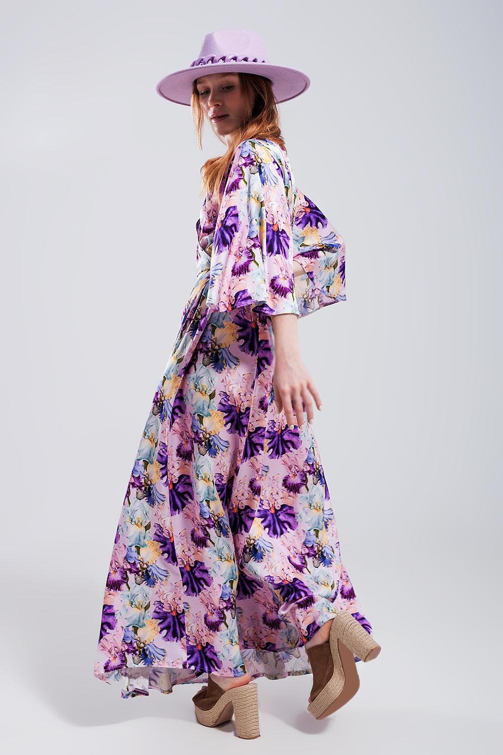 Vestito lungo con maniche con volant a fiori viola