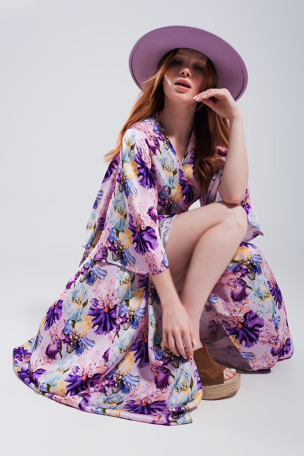 Vestito lungo con maniche con volant a fiori viola