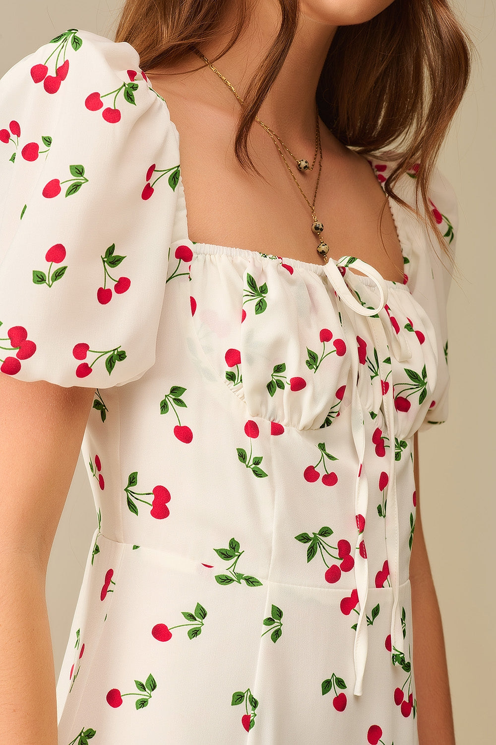 Vestito midi con stampa ciliegia e maniche a sbuffo