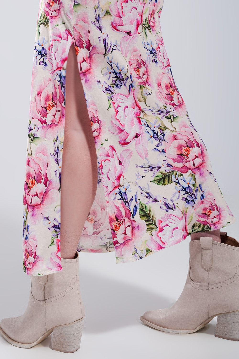Vestito midi con stampa di rose e scollo profondo a V in raso rosa