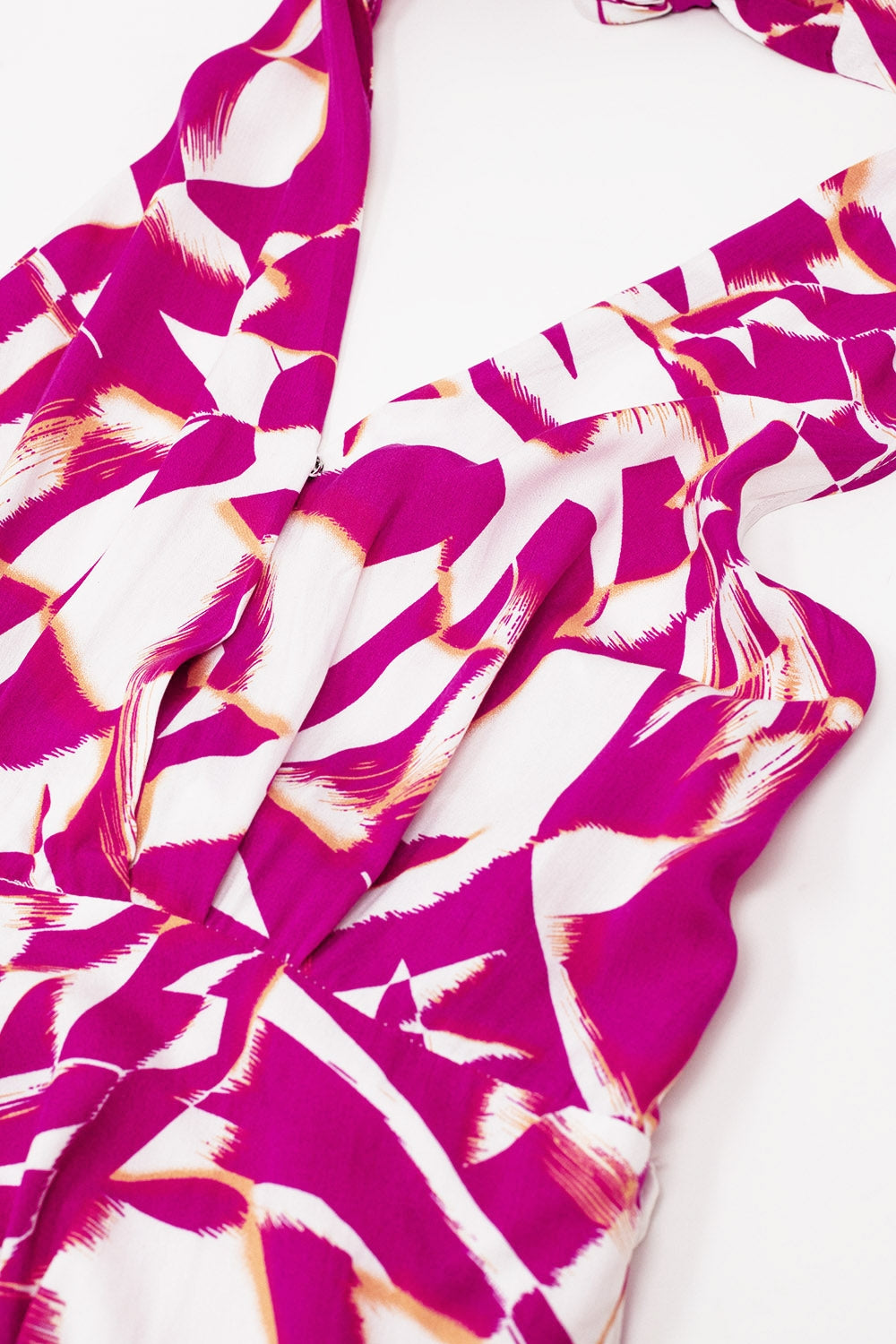 Vestito midi con vita stretta con stampa astratta fuchsia e bianca