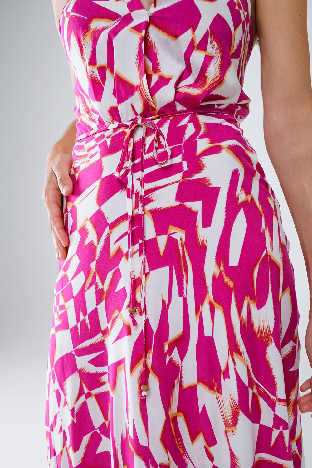 Vestito midi con vita stretta con stampa astratta fuchsia e bianca