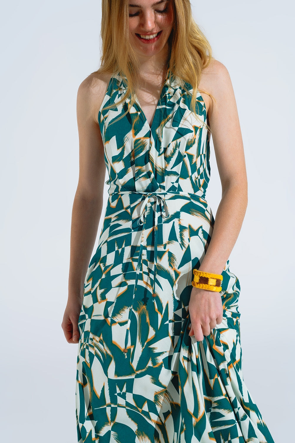 Vestito midi con vita stretta con stampa astratta verde e bianca