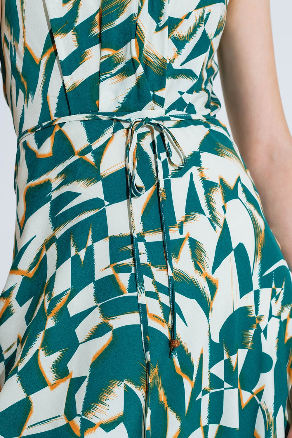 Vestito midi con vita stretta con stampa astratta verde e bianca