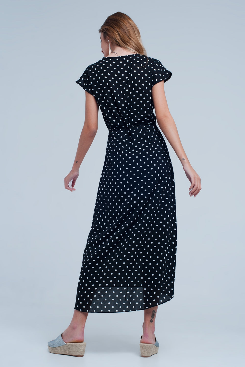 Vestito midi nero a portafoglio con motivo a pois misti e taglio asimmetrico