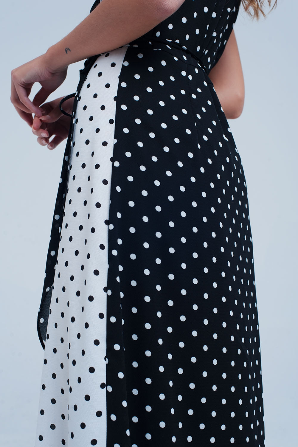 Vestito midi nero a portafoglio con motivo a pois misti e taglio asimmetrico
