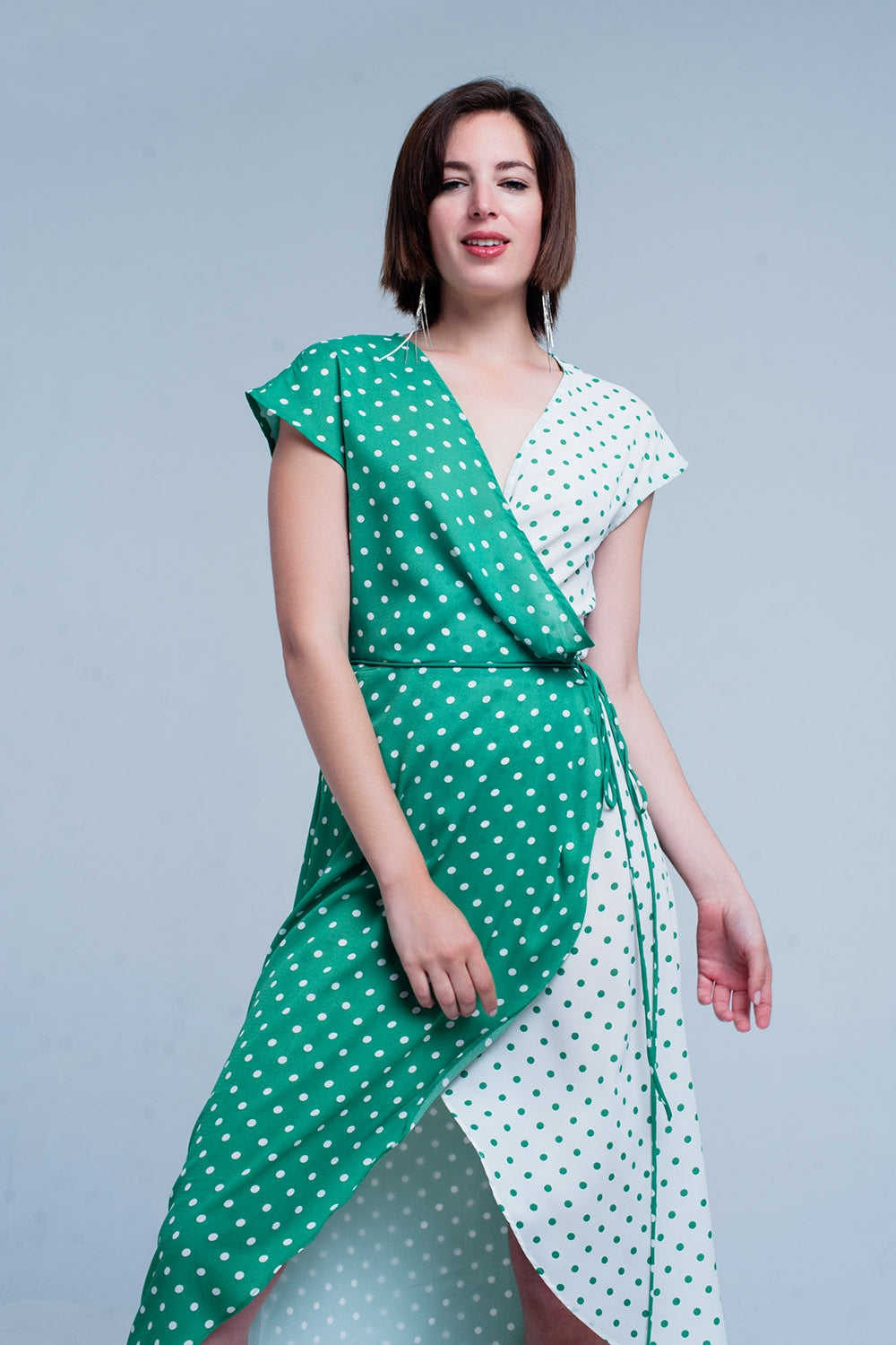 Vestito midi Verde a portafoglio con motivo a pois misti e taglio asimmetrico