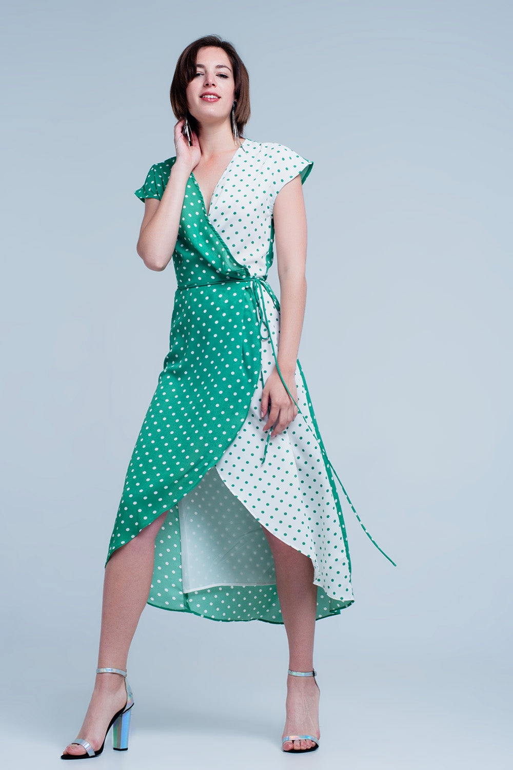 Vestito midi Verde a portafoglio con motivo a pois misti e taglio asimmetrico
