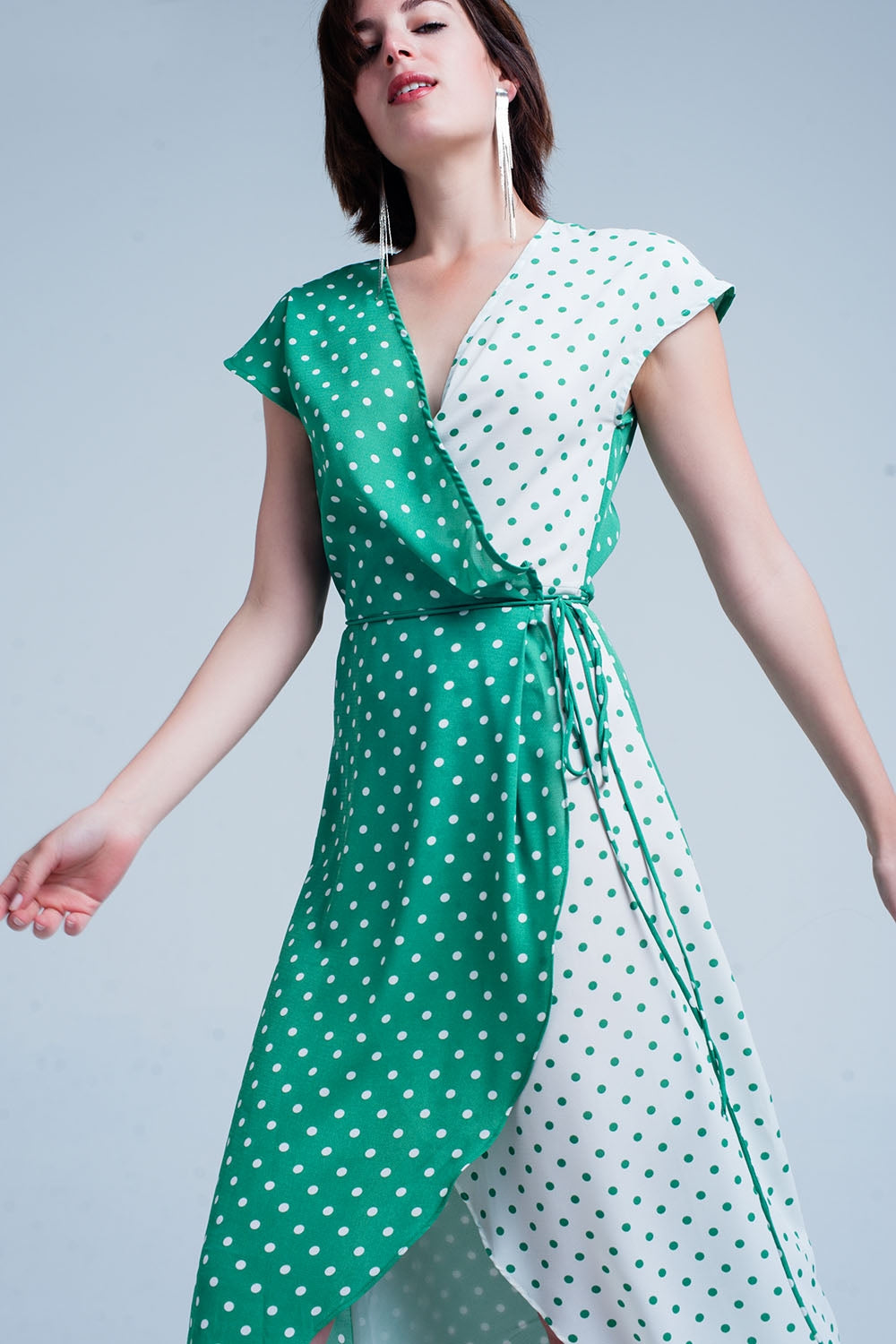 Vestito midi Verde a portafoglio con motivo a pois misti e taglio asimmetrico
