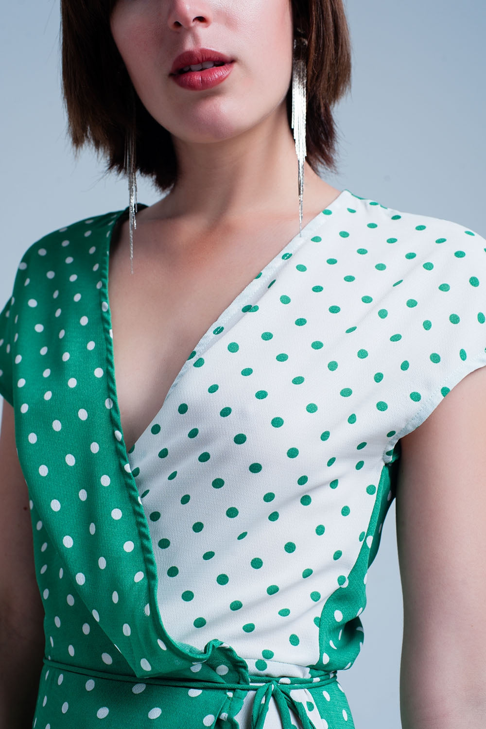Vestito midi Verde a portafoglio con motivo a pois misti e taglio asimmetrico