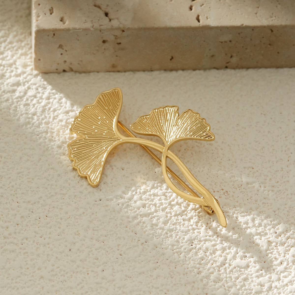 Spilla con fiore di ginkgo
