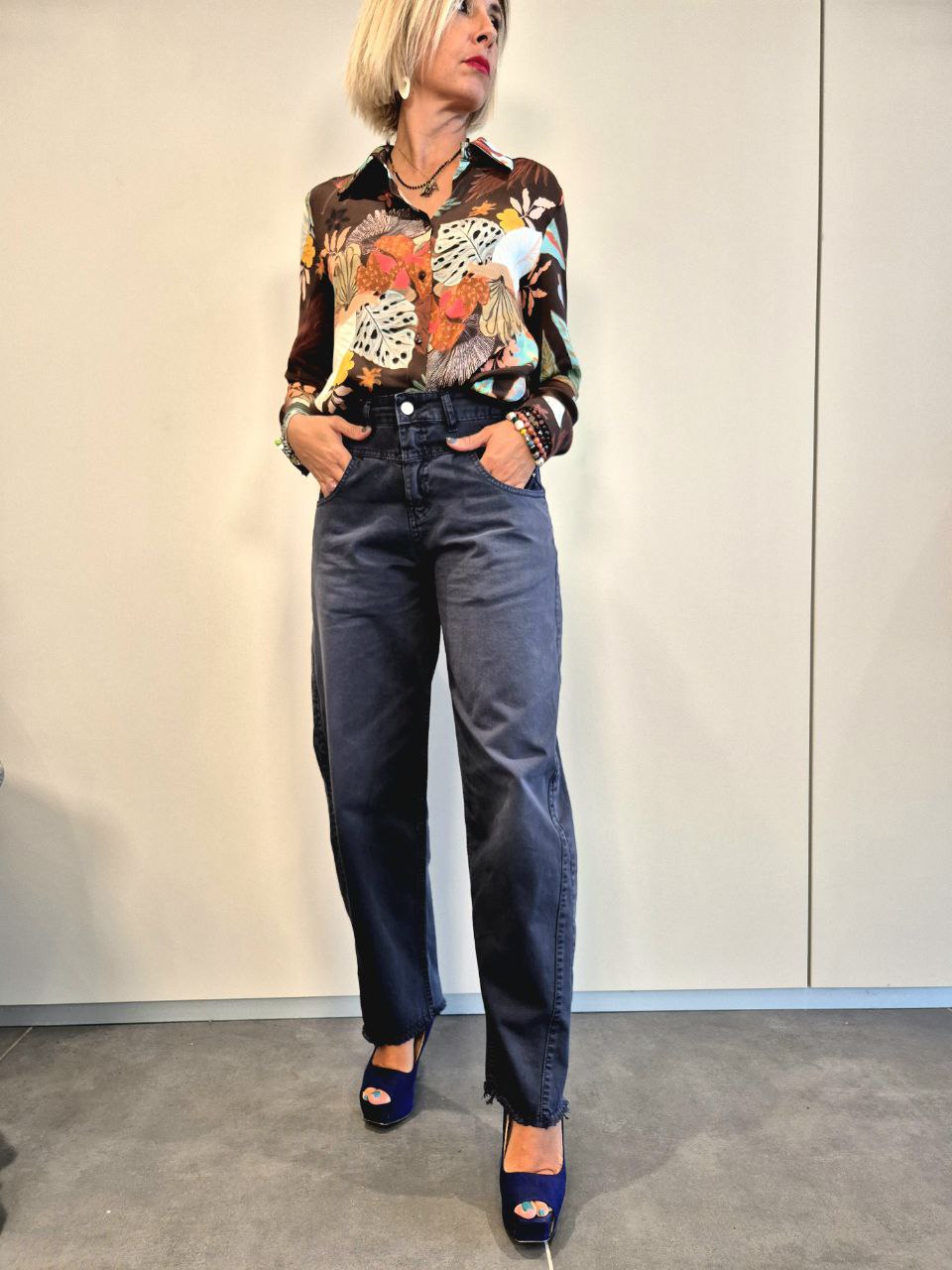 Pantaloni momfit fondo sfrangiato - vari colori