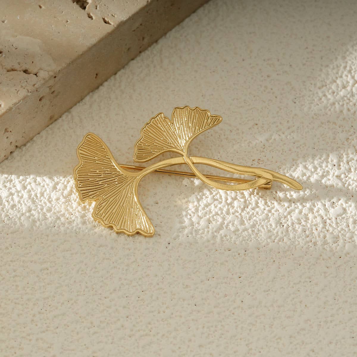 Spilla con fiore di ginkgo