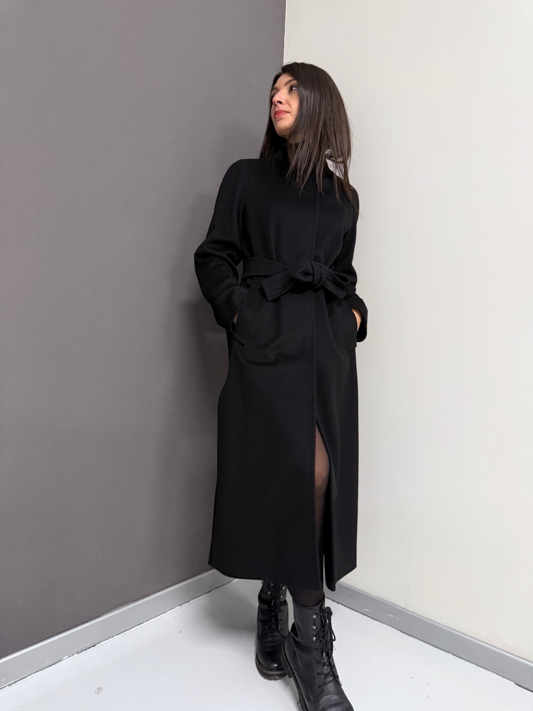 LORO PIANA Cappotto nero lungo con spacchi