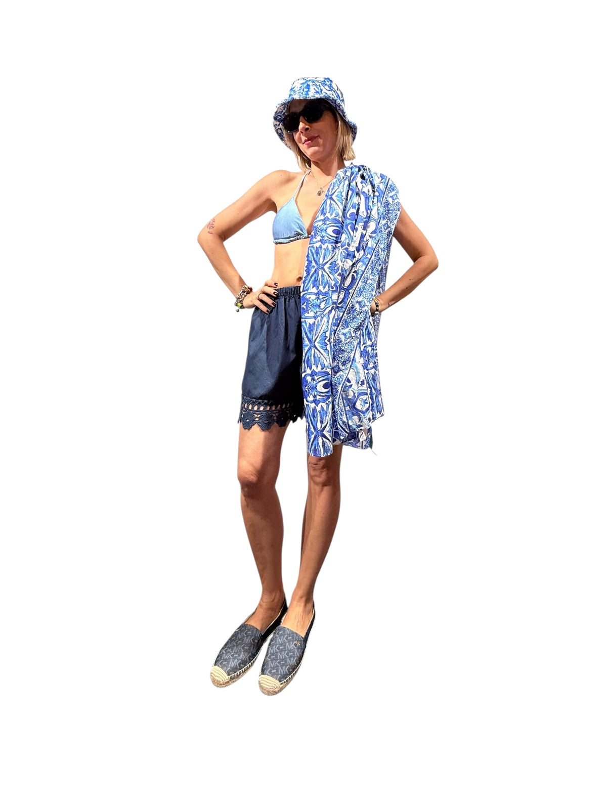 Pantaloncini blu con bordino macramé