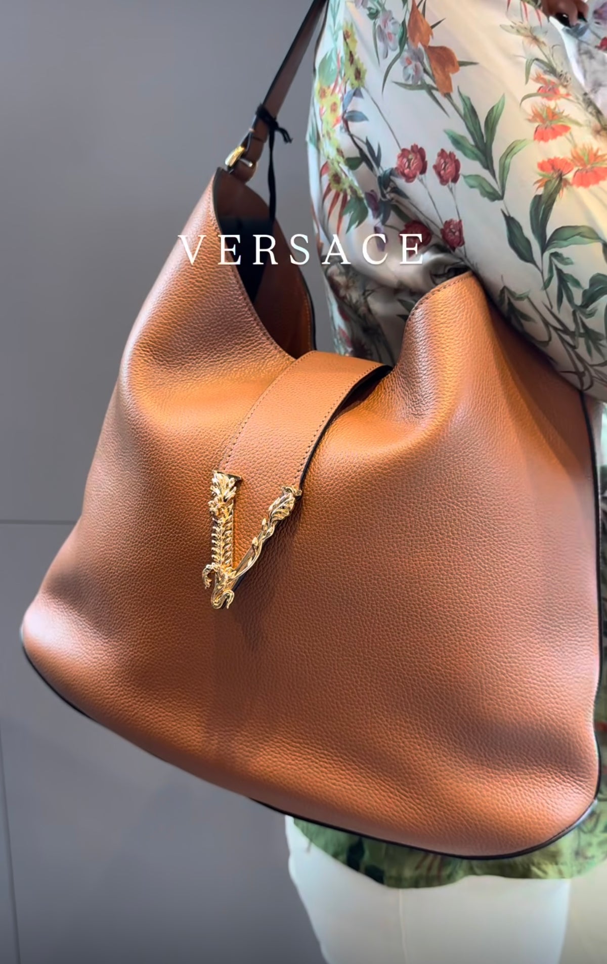 VERSACE Borsa hobo Virtus cognac grande