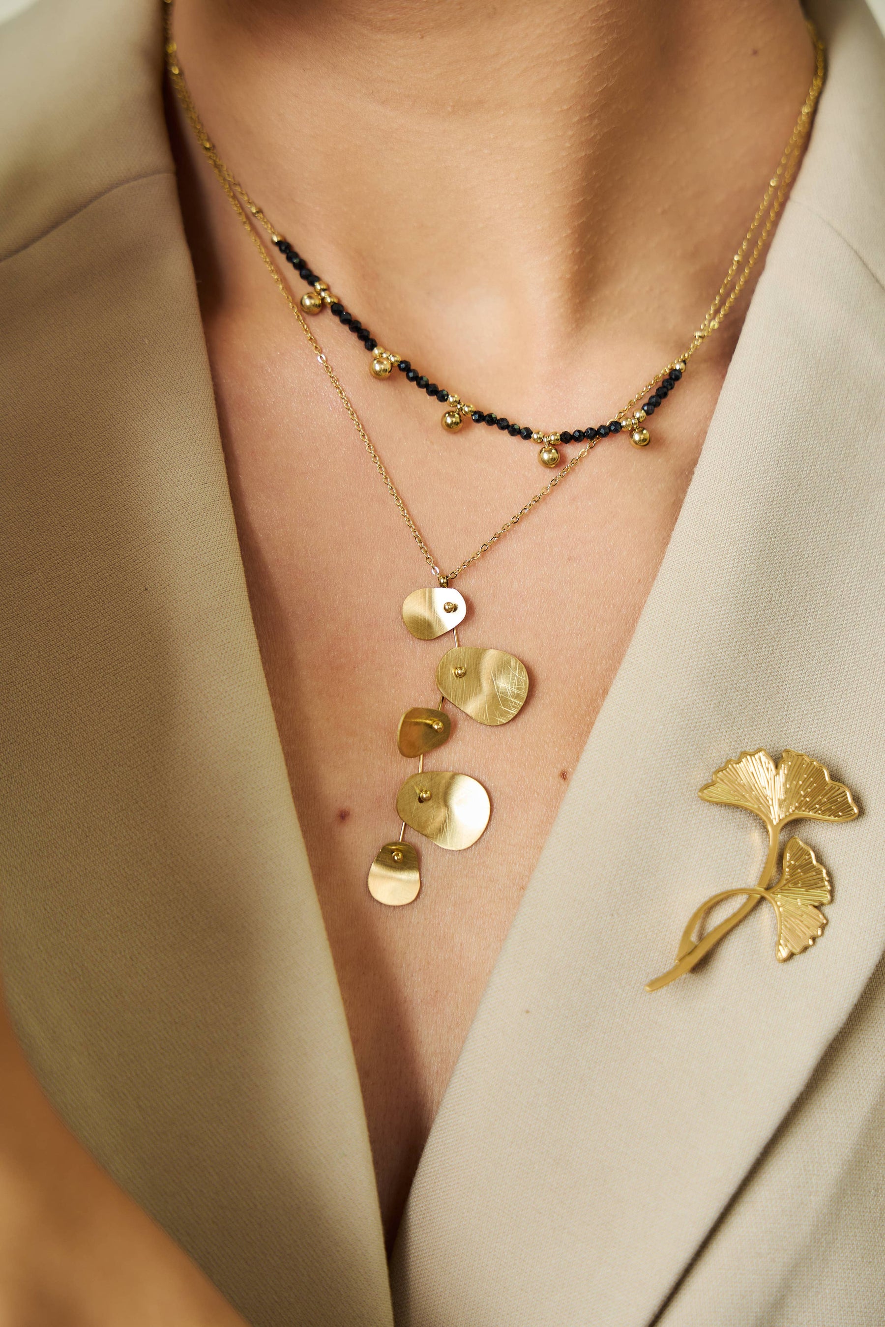 Spilla con fiore di ginkgo