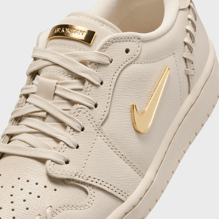 NIKE AIR JORDAN gold vanilla