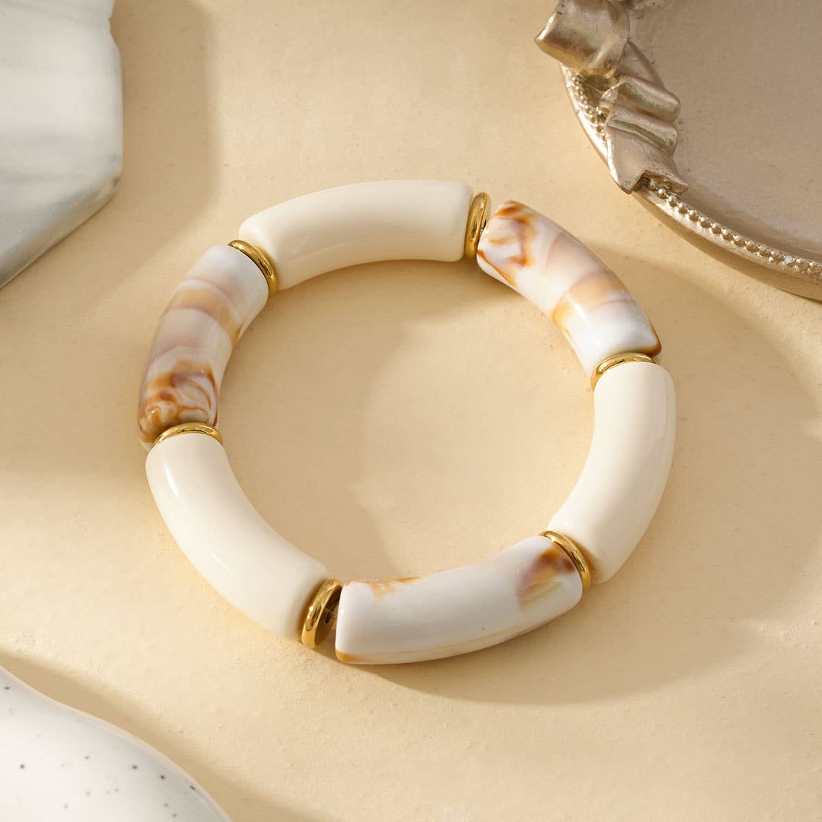 Bracciale Elastico Bianco con Finitura Dorata