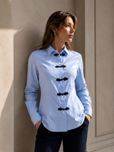 Camicia celeste slim fit con alamari neri