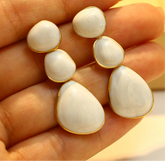 Orecchini pendenti in oro smaltato bianco