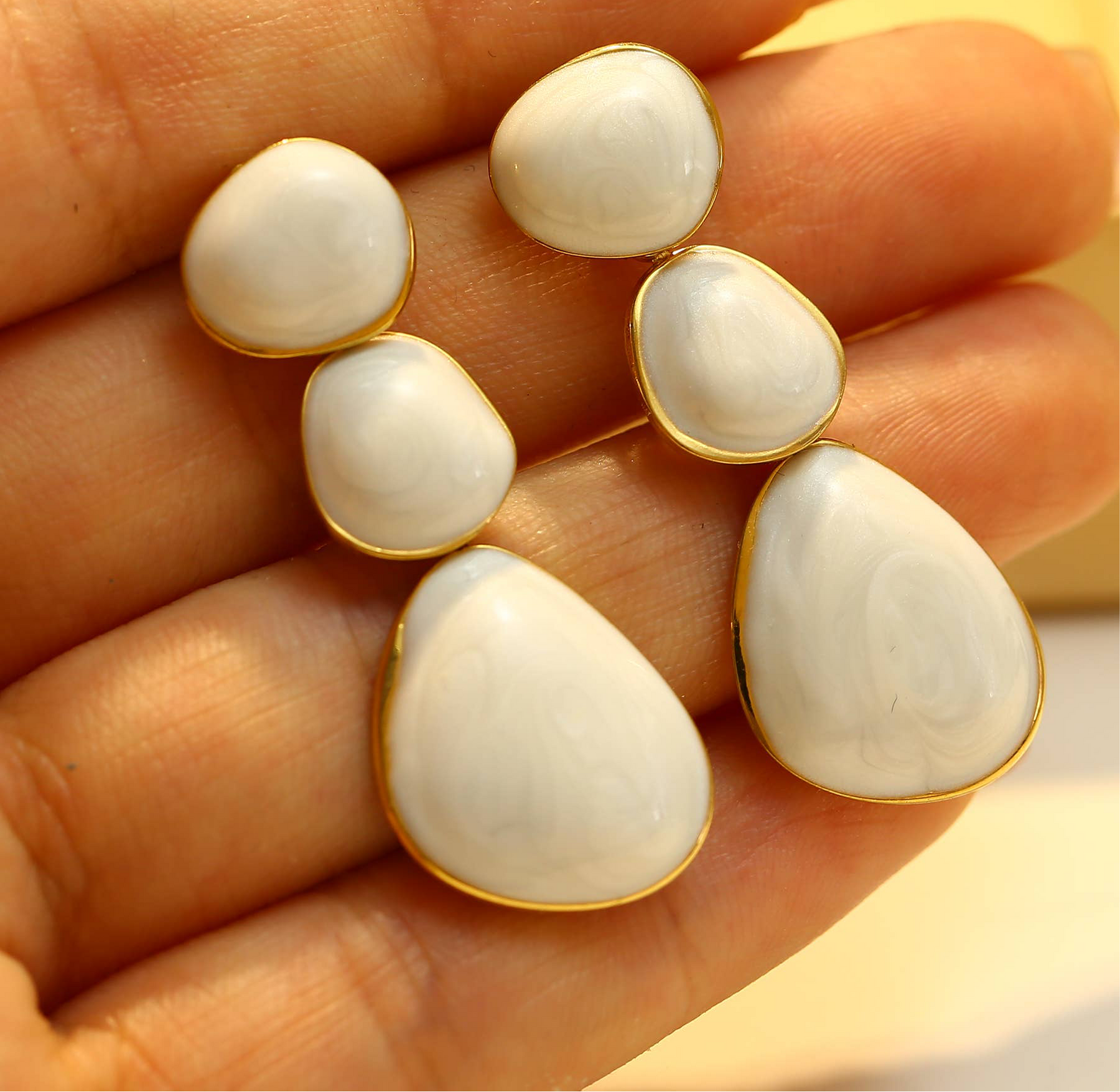 Orecchini pendenti in oro smaltato bianco