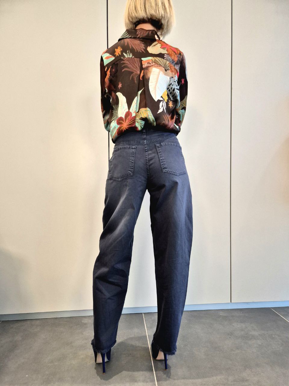 Pantaloni momfit fondo sfrangiato - vari colori