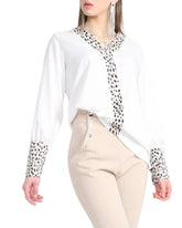 Blusa scollo V  bianco dettagli animalier
