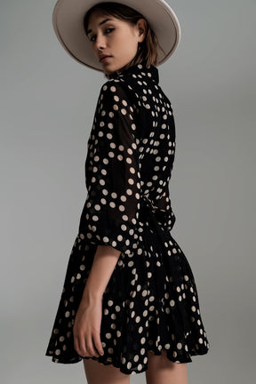 Abito a pois Fit and Flare con maniche voluminose in nero.