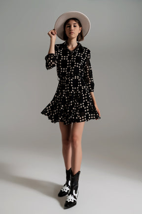 Abito a pois Fit and Flare con maniche voluminose in nero.