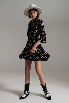 Abito a pois Fit and Flare con maniche voluminose in nero.